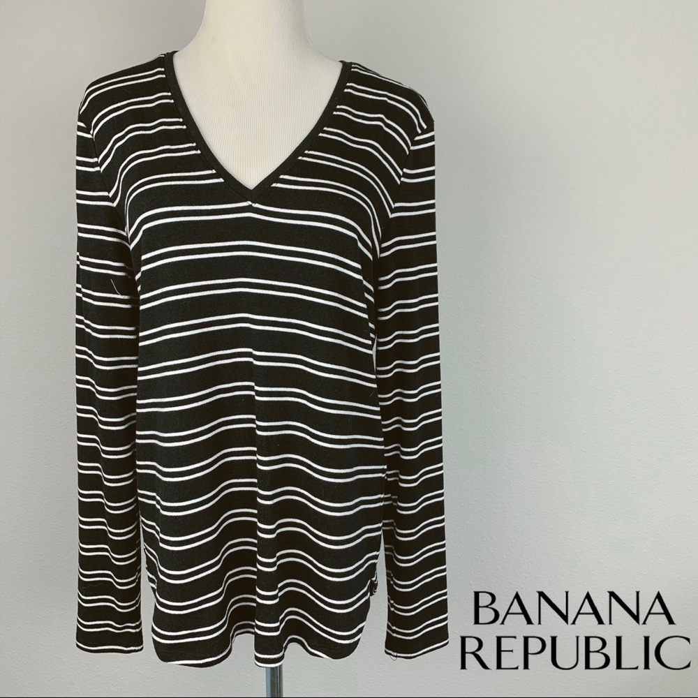 Banana Republic M V-Neck Luxespun black / white striped‎ shirt